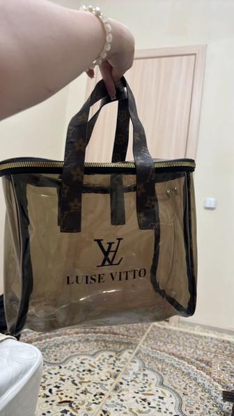 прозрачная сумка, подойдет как складывать косметику или же личные вещи