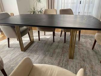Стильный обеденный стол