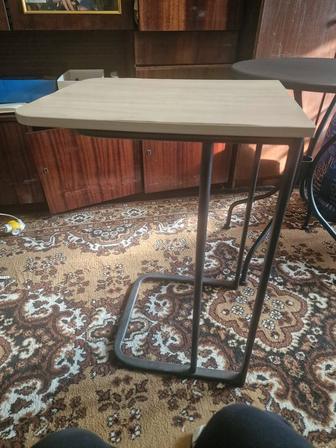 Продам столик пристенный