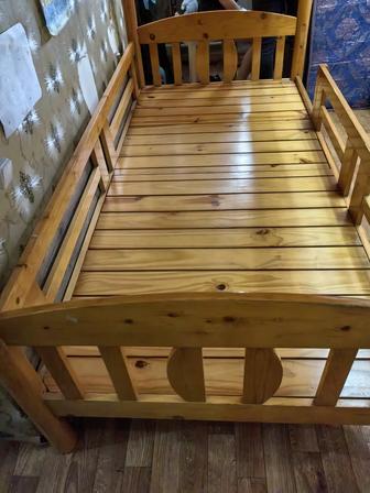 Кровать деревяная