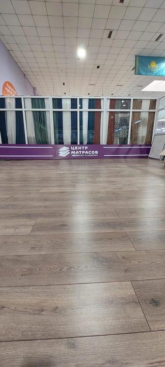 Услуги по укладке напольных покрытий и установке плинтусов