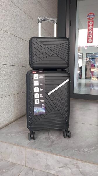 Чемодан в комплекте с кейсом