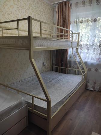 Двухъярусная металлическая кровать