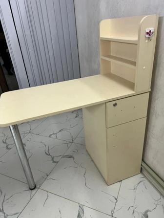 Маникюрный стол