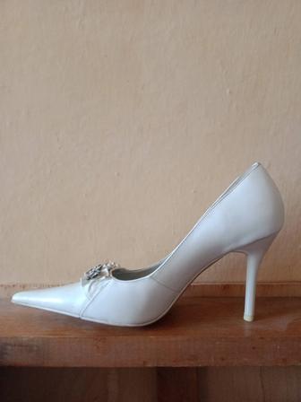 Продам женские туфли