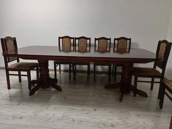 Деревянный стол и стулья дефектом