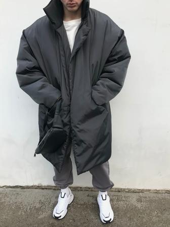 Зимняя oversize куртка удлинённого кроя в цвете graphite