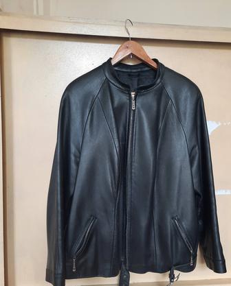 Продаю кожаную женскую куртку размер 56