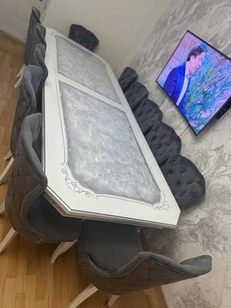 Большой раскладной стол со стульями