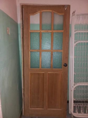 Продам межкомнатную деревянную дверь с коробкой б/у.самовывоз с аблакетки.5