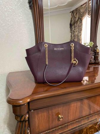 Кожаная сумка фирмы Майкл корс