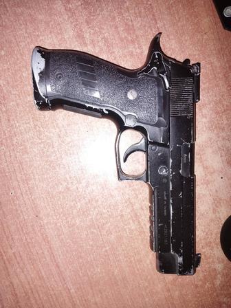 Страйкбольный пистолет