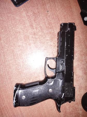 Страйкбольный пистолет