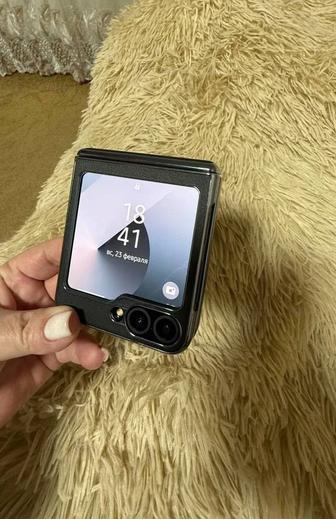 Смартфон Samsung Z flip6 на гарантии