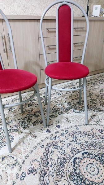 Стулья серые и красные новые