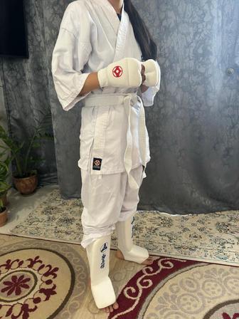 Продам кимоно комплект (пояс, перчатки, футы)