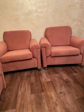 в продаже имеется диваны и четыре кресла