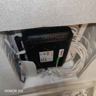 Протягивает оптику во время ремонта