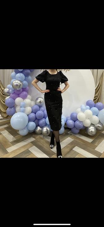 Платье со стразами и перьями