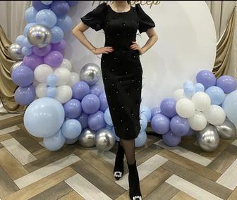 Платье со стразами и перьями