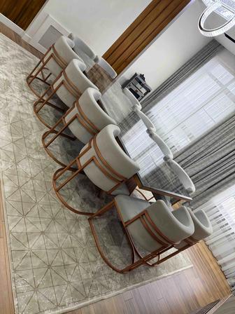 Продается премиальный мраморный стол с 12 дизайнерскими стульями.