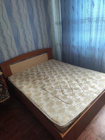 Продам двухспальную кровать с матрасом