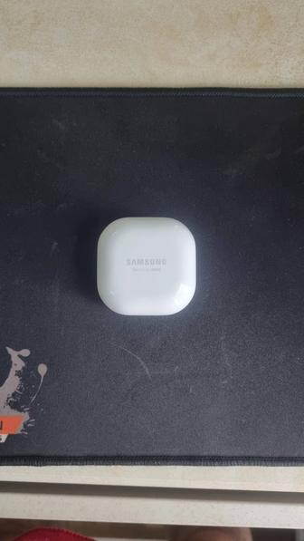 Оригинальный зарядный кейс для Samsung Buds Live в новом состоянии