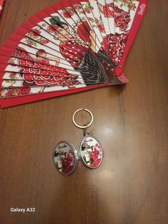 Продам веер и брелок-медальон