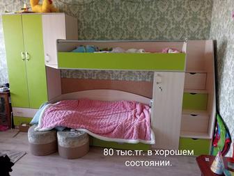 Продам двуярусную кровать с постельным шкафом