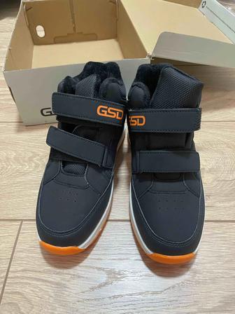 Продам детские ботинки