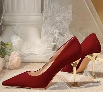Женские красные туфли на высоком каблуке