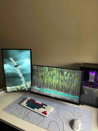 Продам два монитора (на кронштейне)