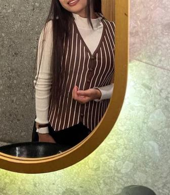 Безрукавка трикотажная