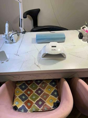 Стол маникюрный ,стулья