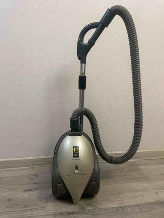 Пылесос Б/У. В отличном рабочень состоянии.