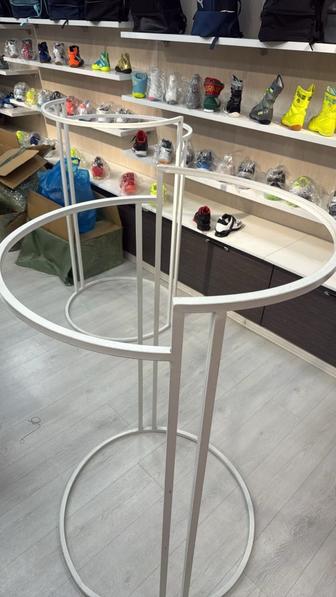 Круглый стеллаж