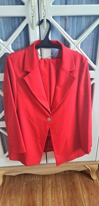 Элегантный красный брючный костюм с эффектной спинкой