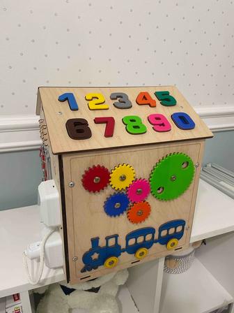 Продам бизиборд домик