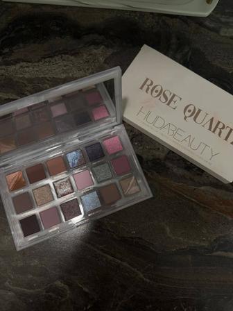 Продаю тени новые Huda beauty