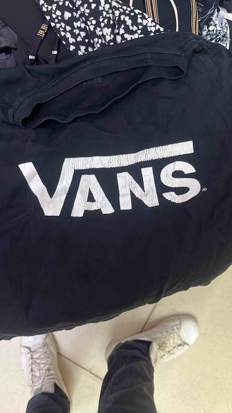Продам футболку Vans размер L подойдет и на М.