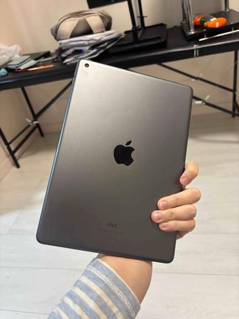 Продаю iPad вместе с ручкой Apple Pencil