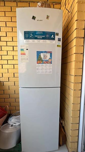 Продам холодильник,очень большой.Марка атлант,высота почти 2 метра