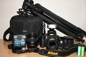 Фотоаппарат Nikon D5000 с объективами, вспышкой, штативом и фильтром