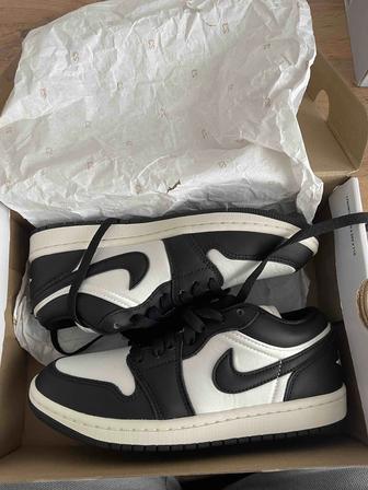 Женские кроссовки Nike air Jordan 1 low se panda