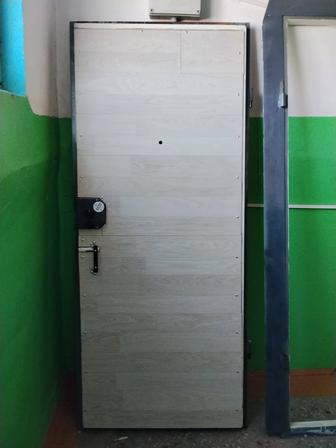 Дверь железная входная б/у