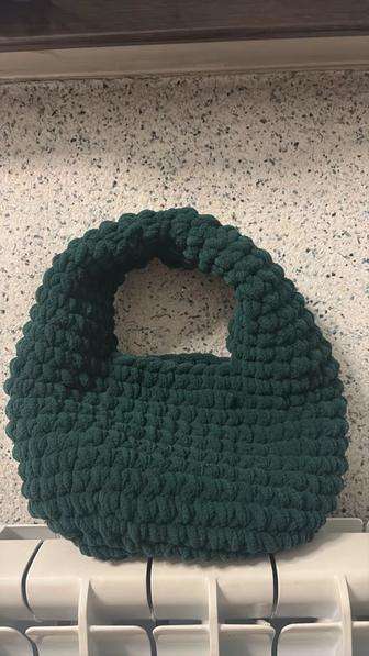 Стильная Donut Bag ручной работы из мягкой плюшевой пряжи. Объемная форма