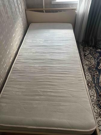 Продам односпальную кровать с матрасом