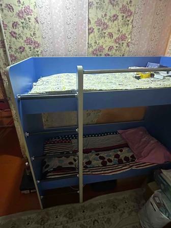 Кровать и качеля