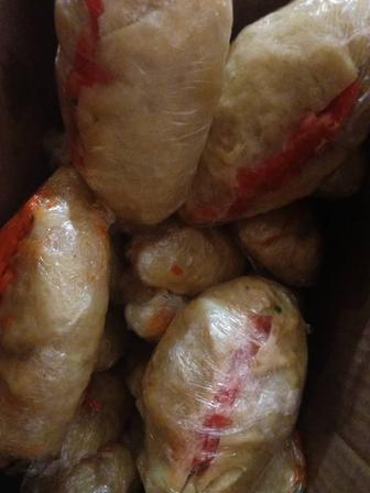 Горячий сочный. И пышный пигоди с мясом и с верху салатом морковча.