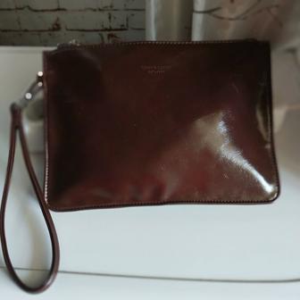 Клатч из лаковой кожи